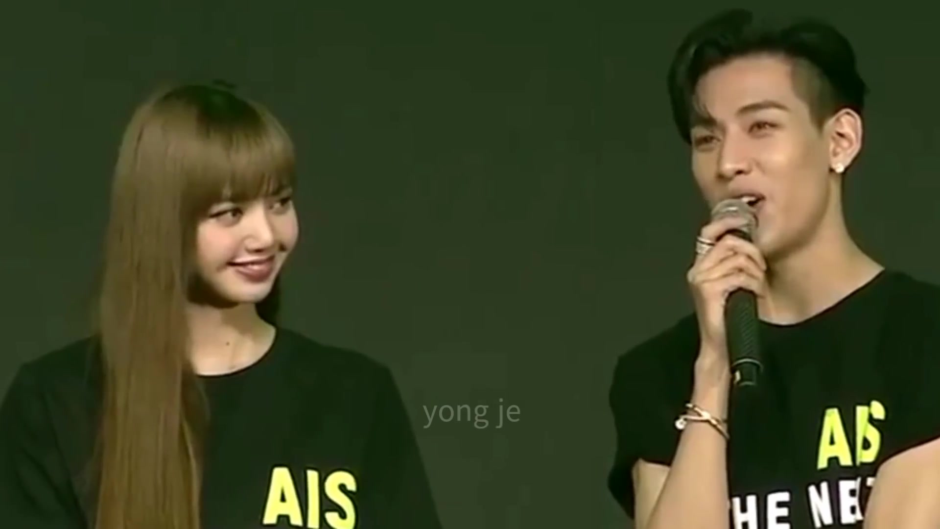 blackpinklisa和bambam拖手尴尬地哈哈笑