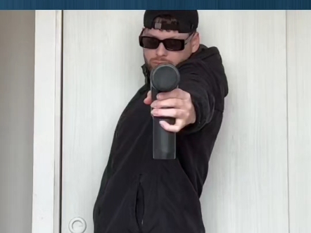 【搞笑】外国男子模仿射击运动员,千姿百态