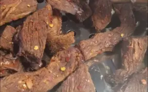 Download Video: 【美食教程】牛肉干用电饭煲做好后自然风干或者利用吹风机，电风扇都可以，家庭做法，不喜勿喷，真的很好吃呢