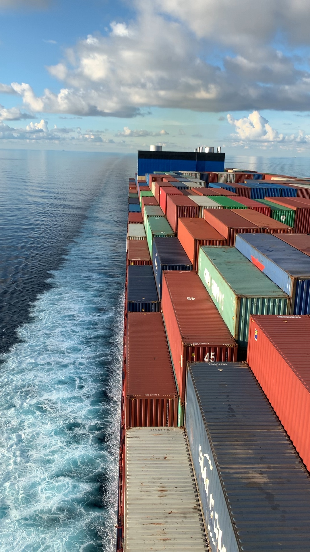 一万四千箱集装箱船航行在风平浪静的大海