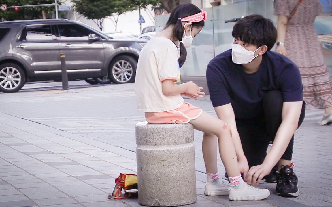 小女孩不会系鞋带,路人的反应也太暖了!