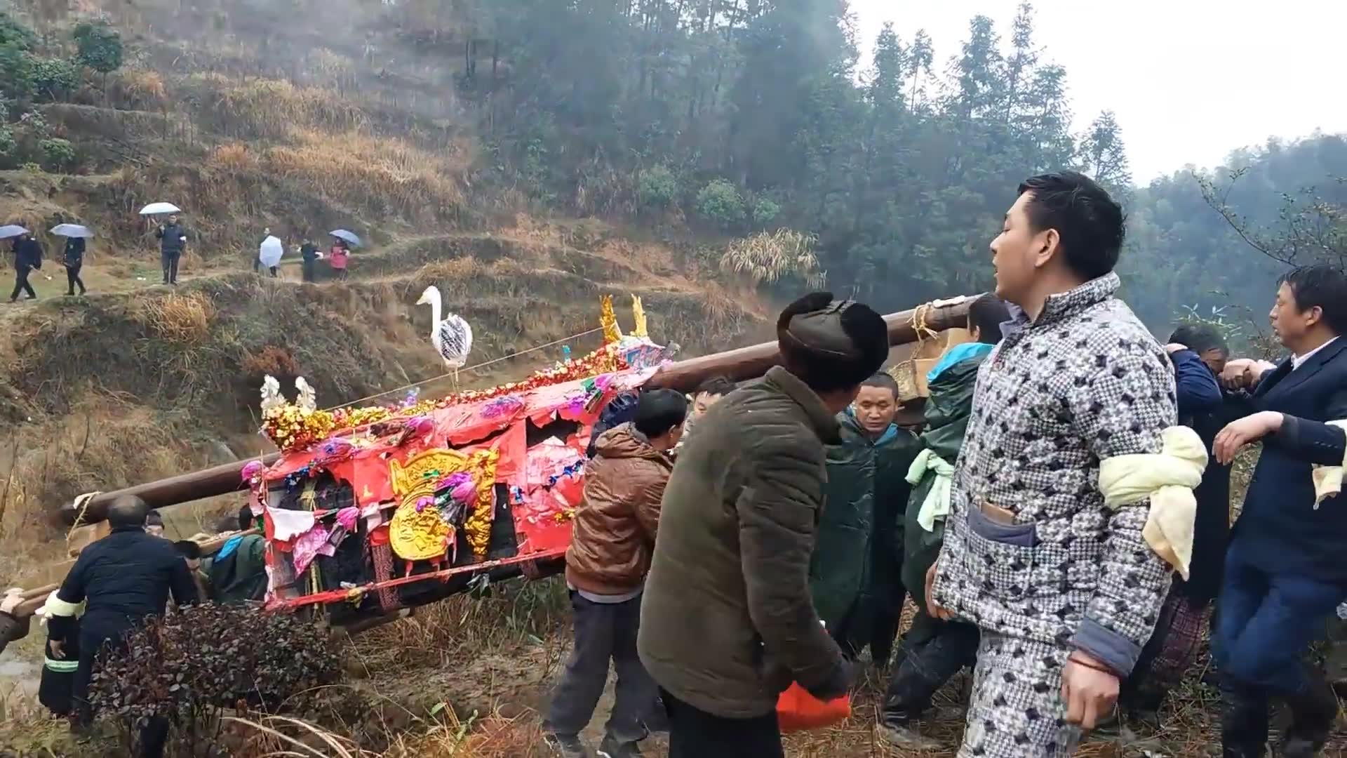 实拍老人土葬全程,这么重的棺材用单龙杠抬,辛苦这些抬夫了
