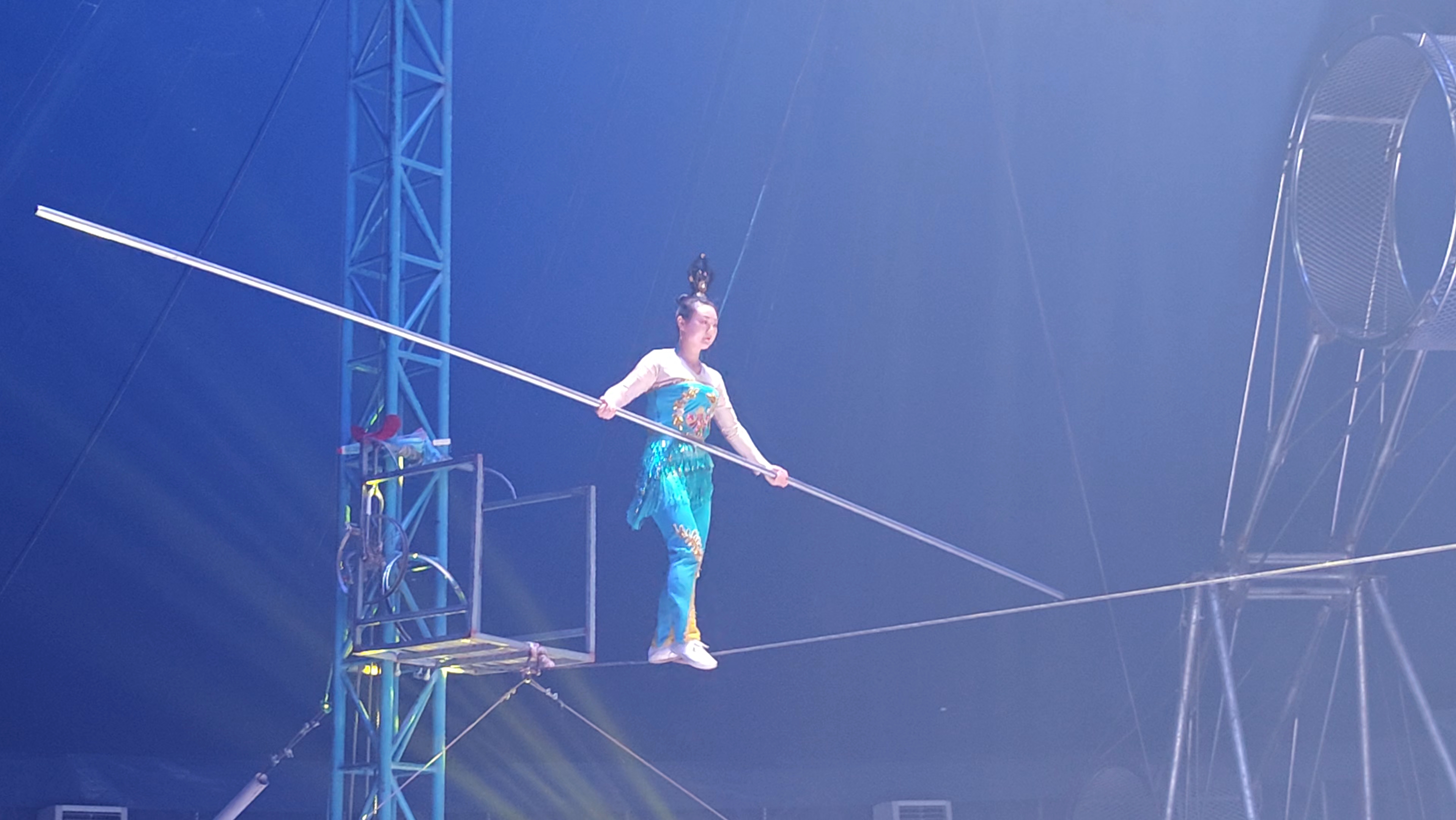 杂技表演敦煌走高丝