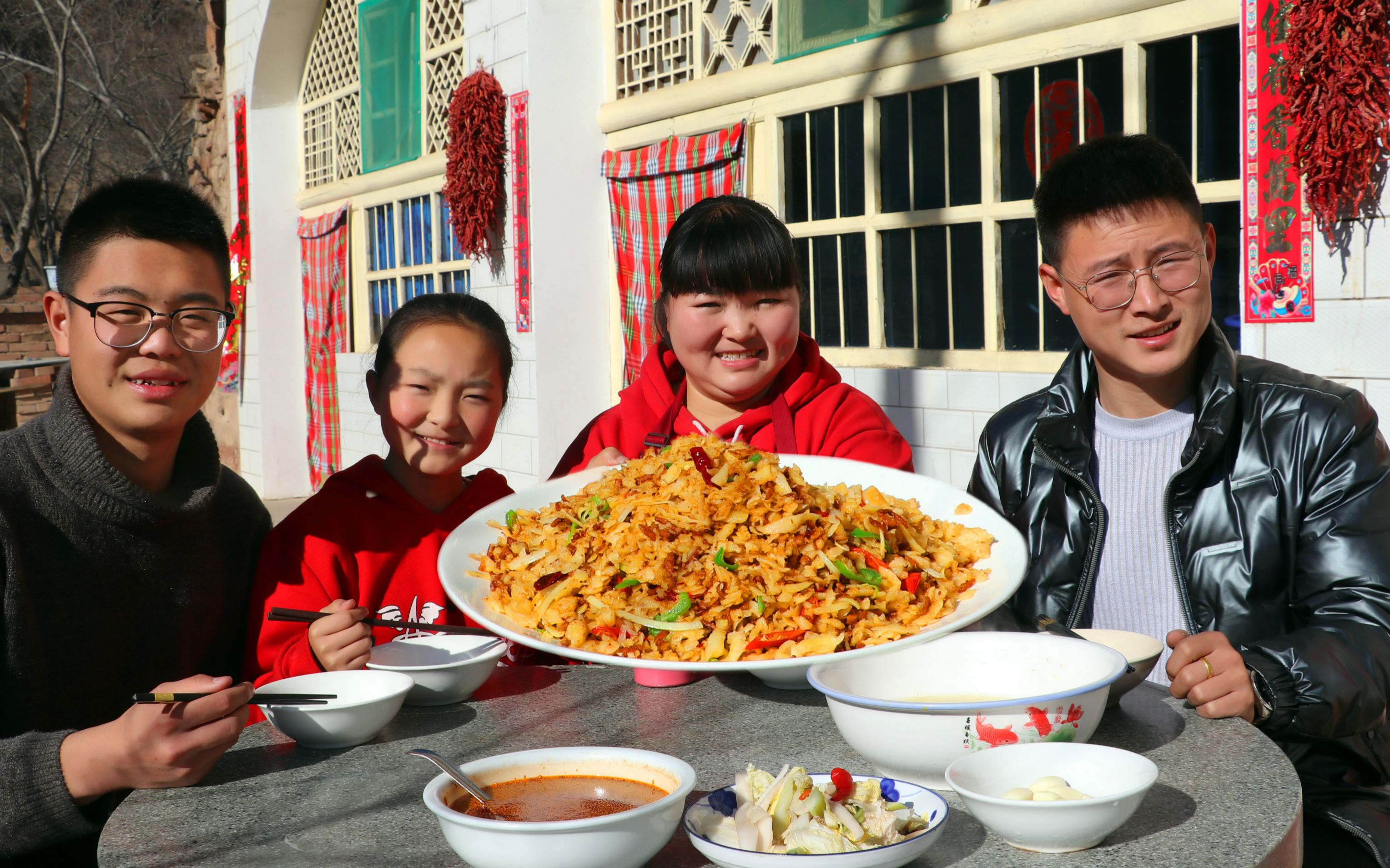 陕北特色洋芋擦擦一碗6元能吃饱教你在家做着吃一看就会