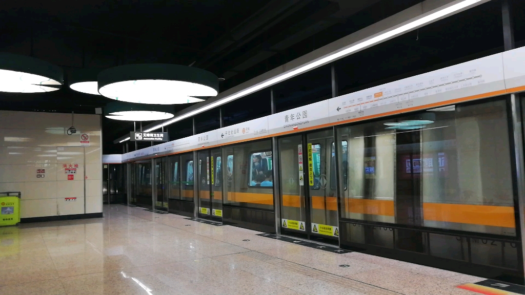 沈阳地铁2号线216号车出站