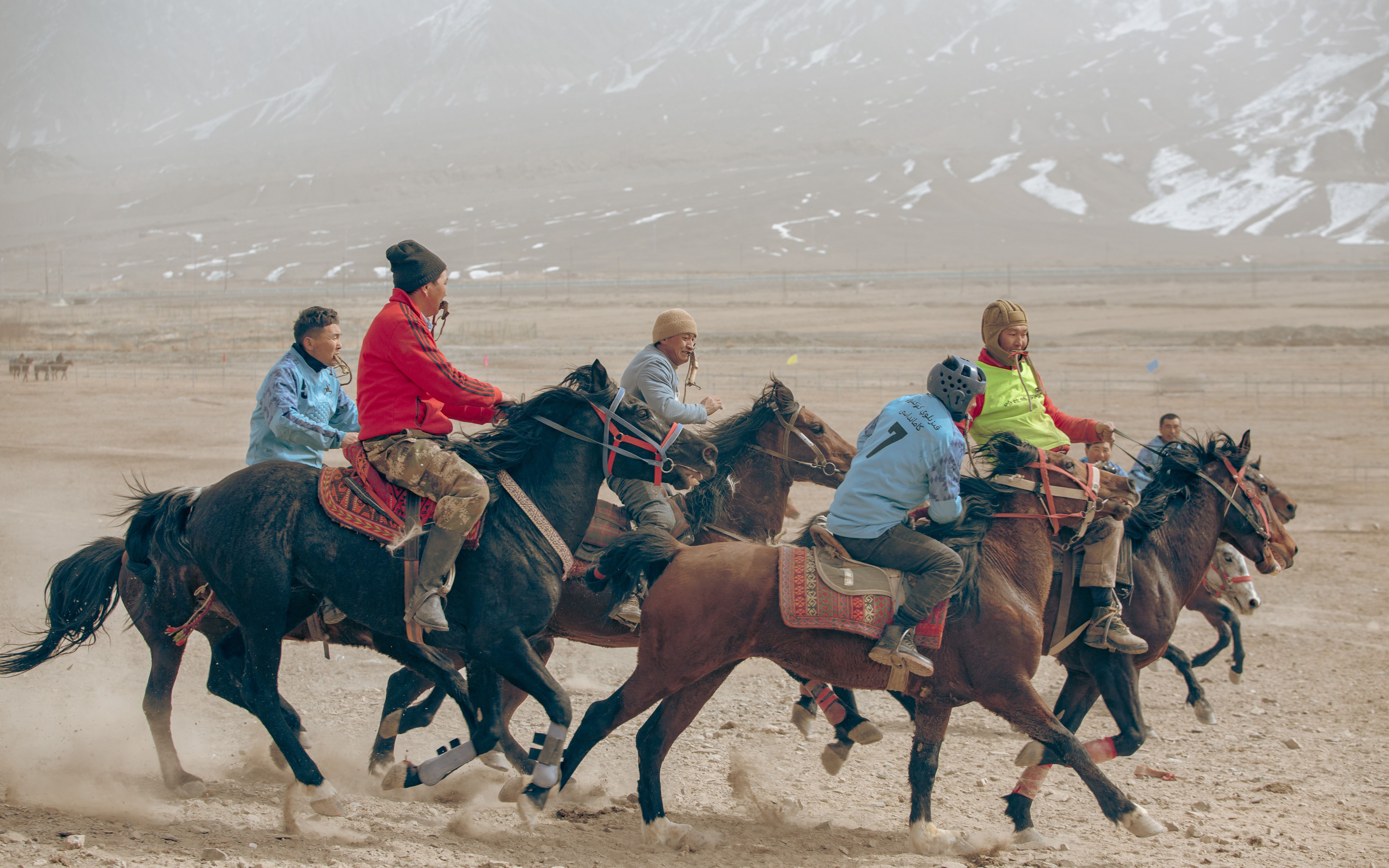 在中国的最西边,见证一场景柯尔克孜族的叼羊比赛