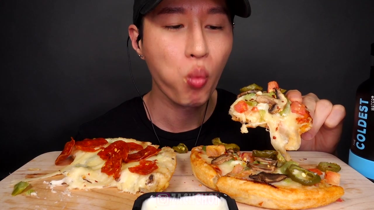 【asmr】zach choi小哥吃两份pizza,果然芝士才是披萨的灵魂
