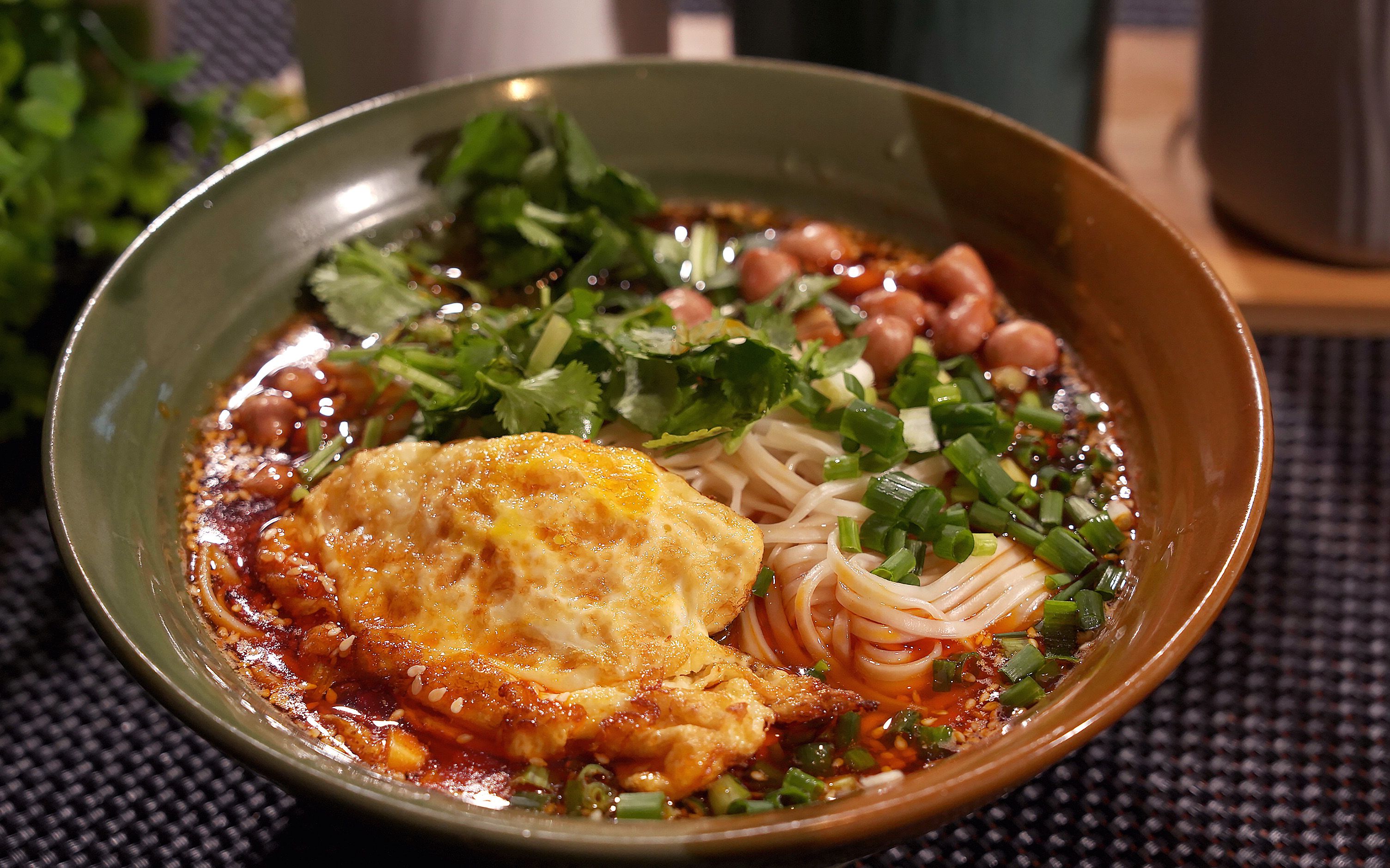 煮面条最好别水开下锅,面馆师父教的小技巧,2步煮出爽滑又劲道