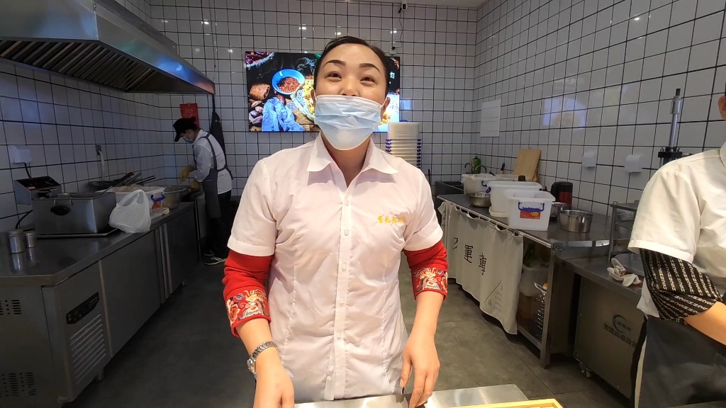 路过大连西安路锦辉购物广场,到地下一层买香灿灿炸肉,王姐又急眼了