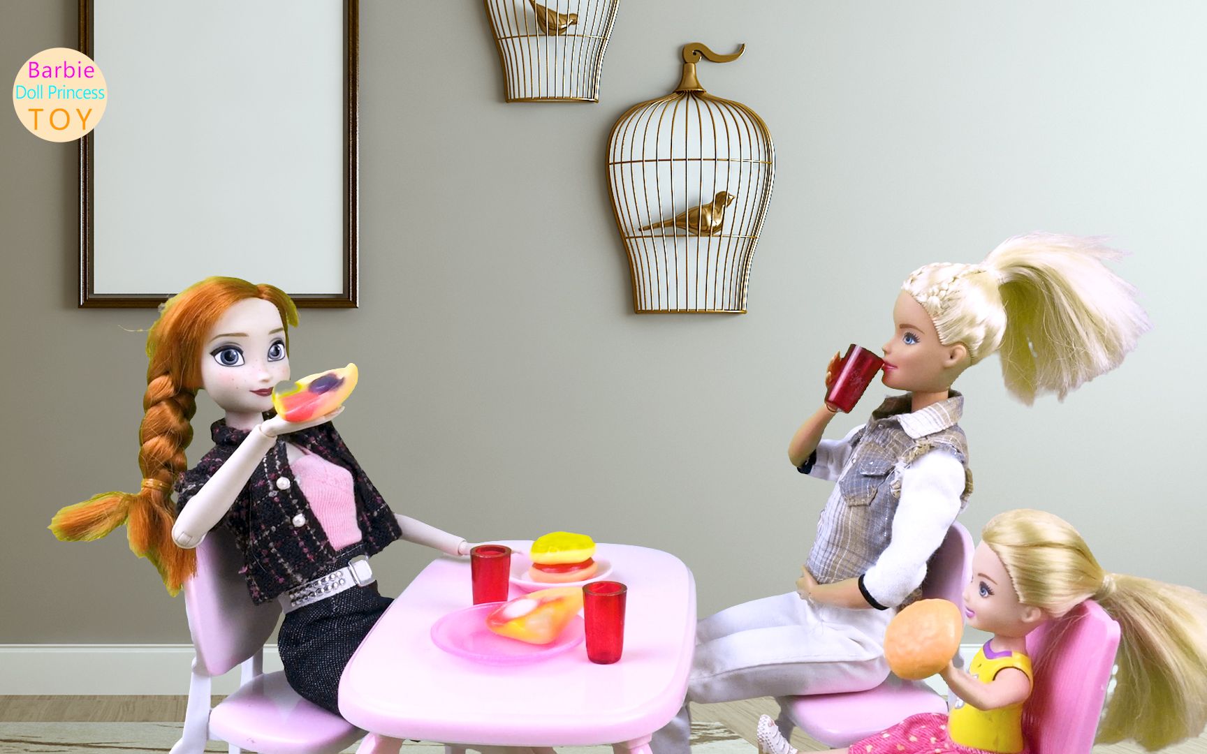 芭比接妹妹凯莉放学和安娜公主一起吃饭