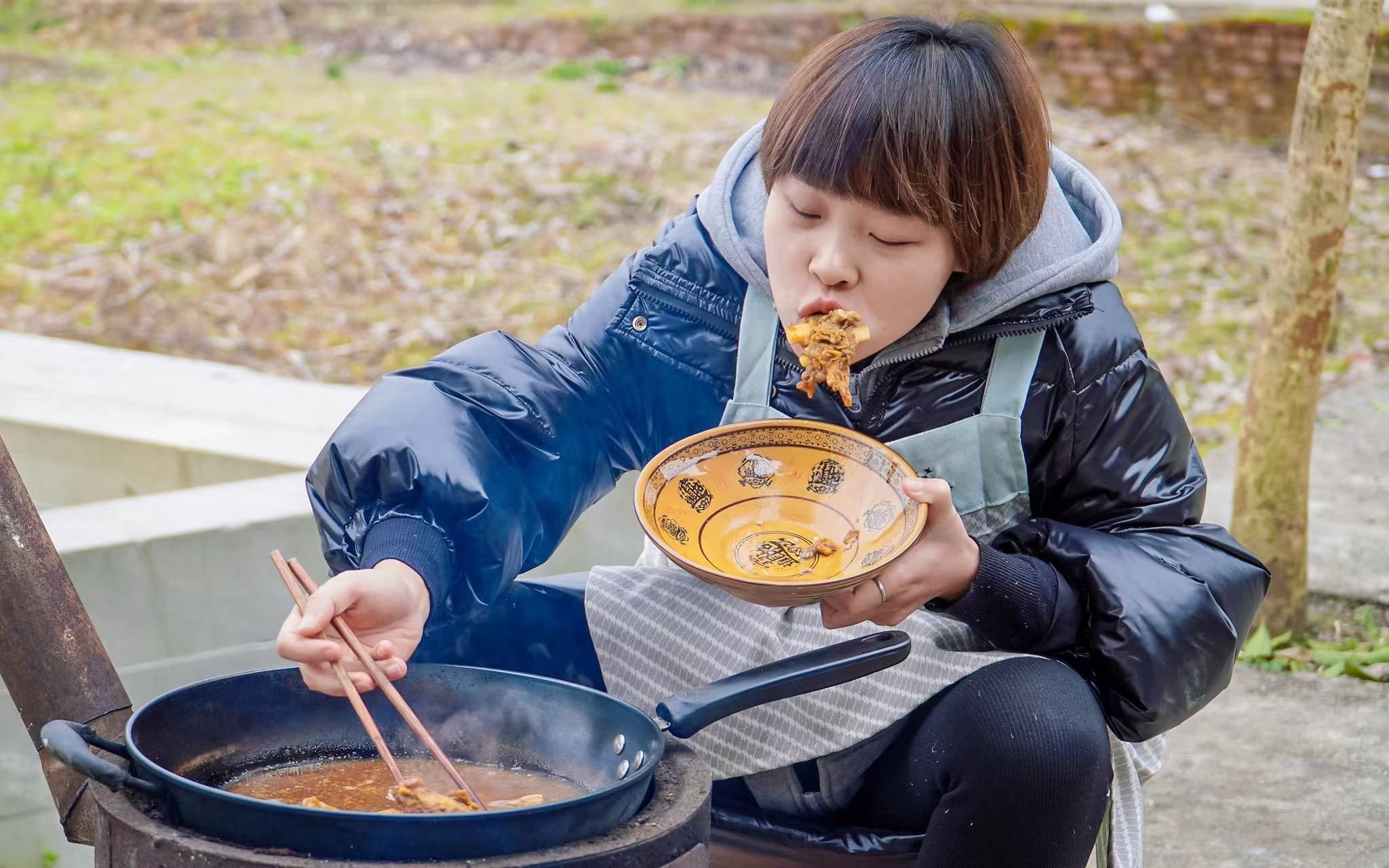 秋妹烧了一锅蒙古牛大骨,肉质鲜美香嫩脱骨,弟弟馋得直接抢起吃哔哩哔哩bilibili