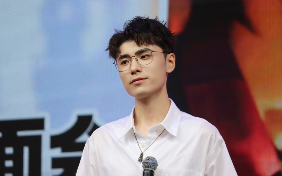 扶眼镜杀!续续点灯的白衬衣鲨疯了哇!