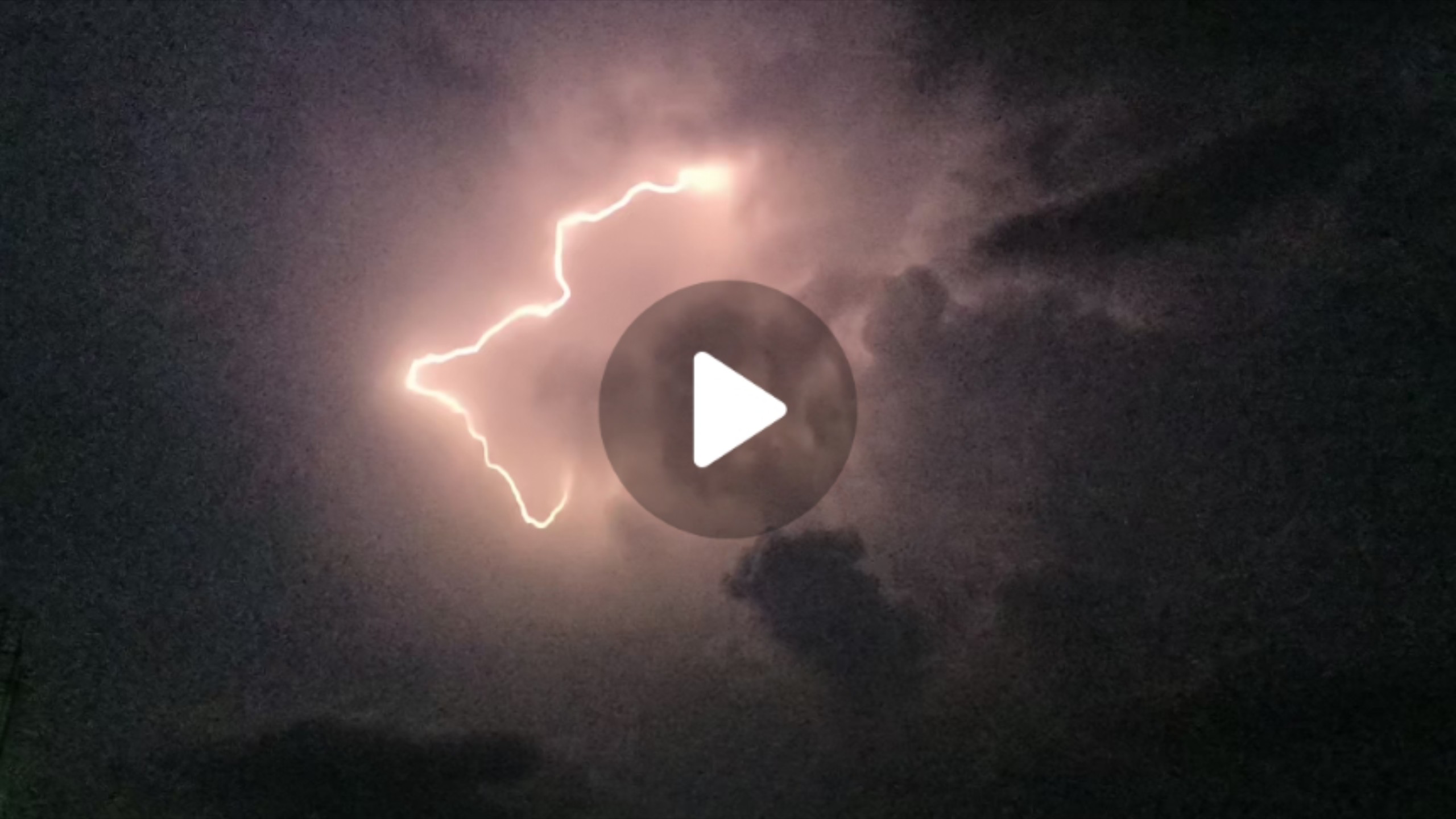 孤独的天空中,闪电起舞着摇曳的身姿,却没有雷声相伴,不知是何原因