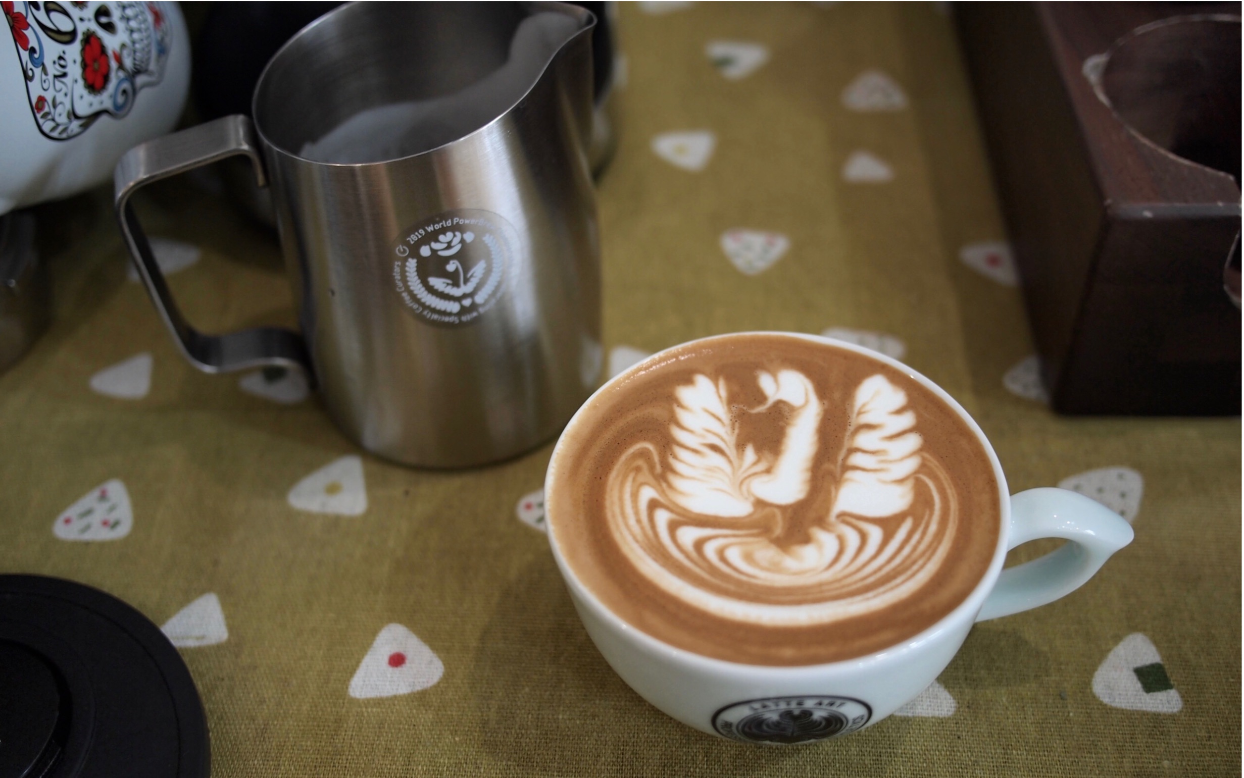 咖啡拉花—粗脖子双翅天鹅