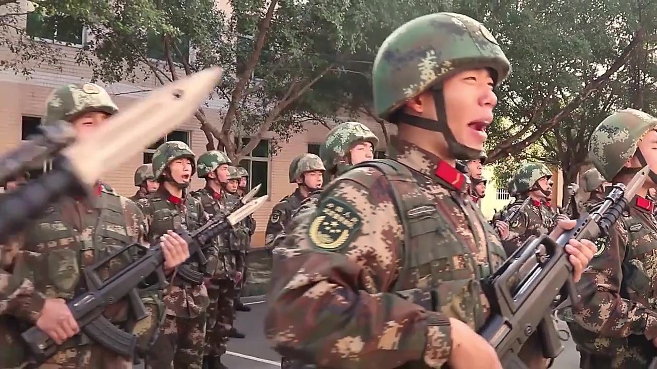 [图]热血沸腾！记录中国军人威武庄严的授枪仪式现场，中国军人和九五式步枪帅气！