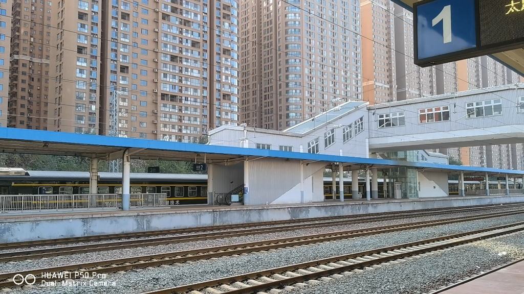 平顶山站,实拍从太原开往深圳东的k240次列车进站