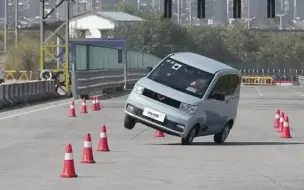 Скачать видео: 五菱宏光MINI EV，挑战麋鹿测试，玩车报告最刺激的一次测评！