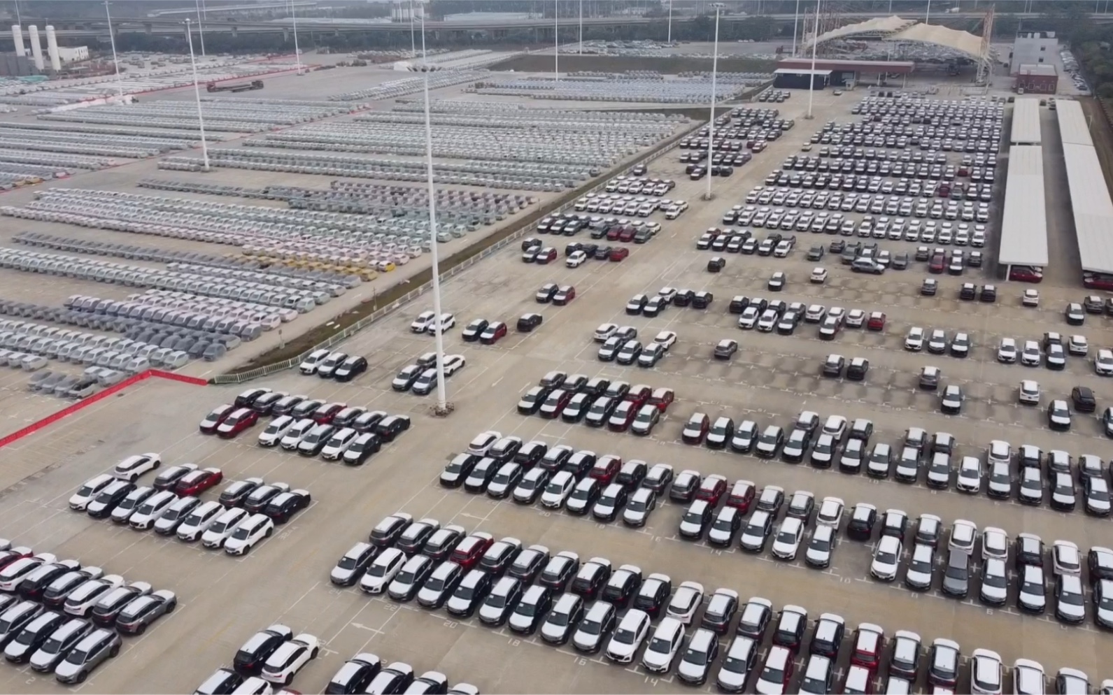 柳州发现一个超大停车场,停着上万辆车,太壮观了!_哔哩哔哩_bilibili