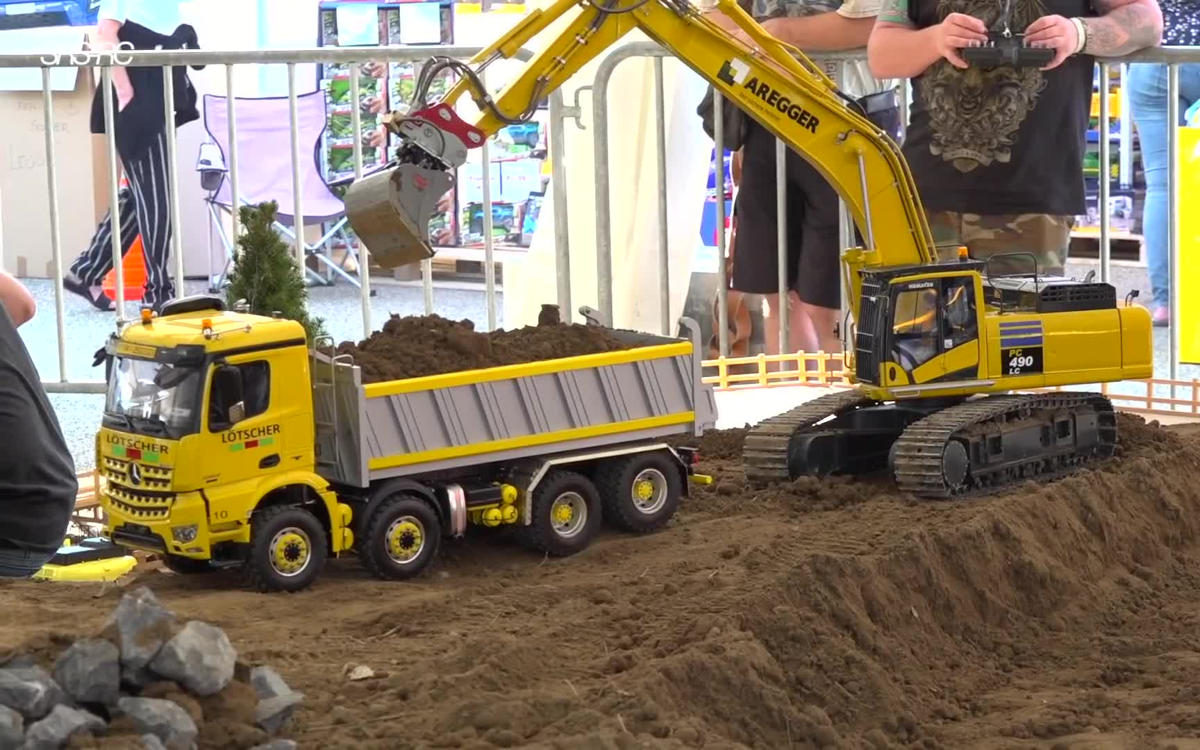 【rc】疯狂的重载遥控卡车/遥控拖拉机在工作/遥控挖掘机装载液压遥控