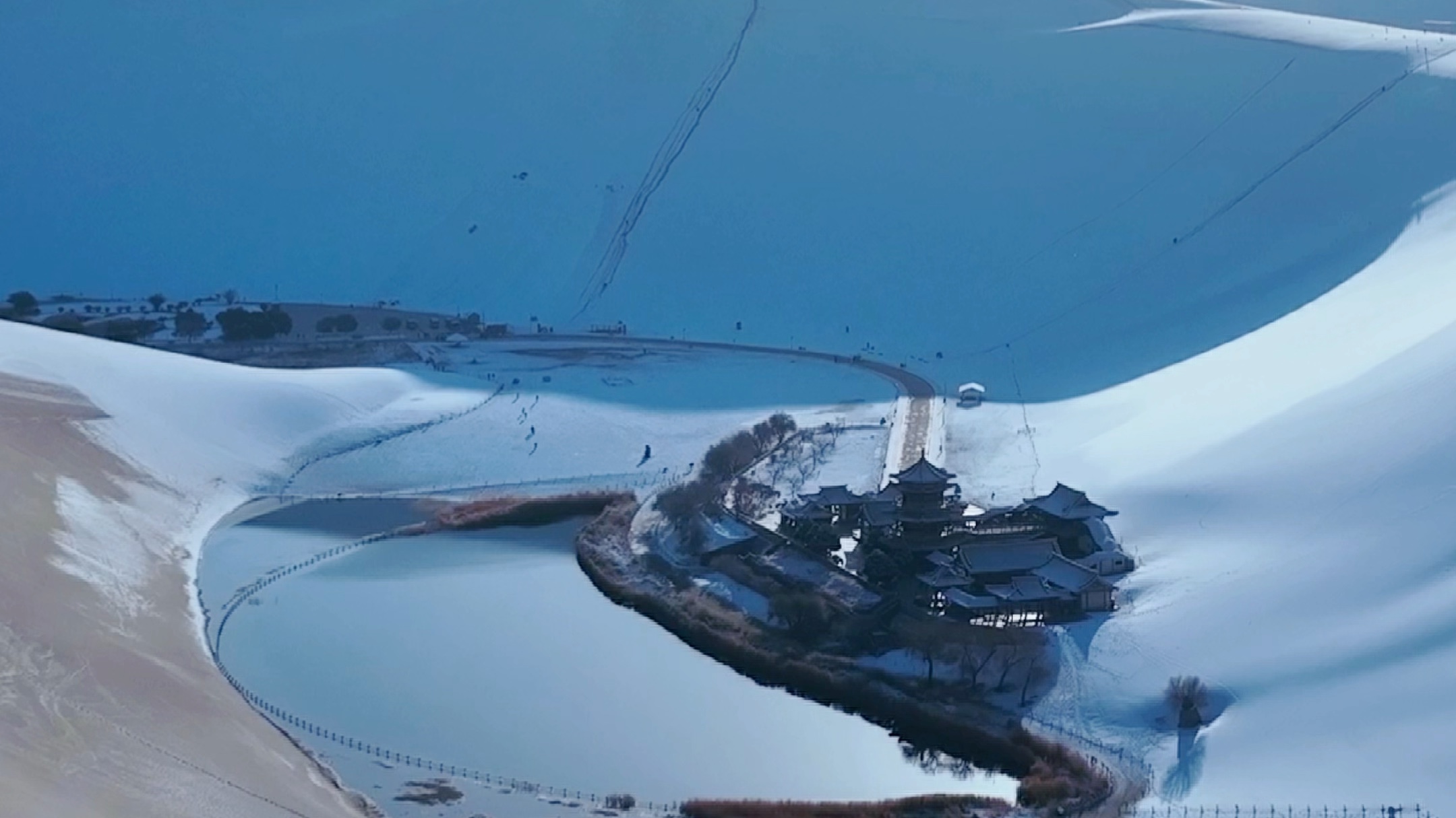 下雪后的鸣沙山月牙泉