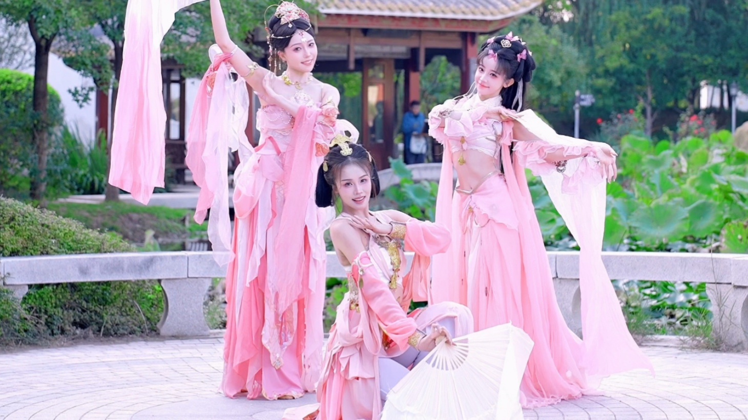 “救命！七秀姐姐的舞姿太丝滑啦，每一帧都踩在我的心巴上…！”