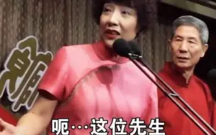 Video herunterladen: 天津女相声演员超高情商反怼吵闹观众，全场鼓掌撑腰！网友大呼佩服：这应变能力太强！