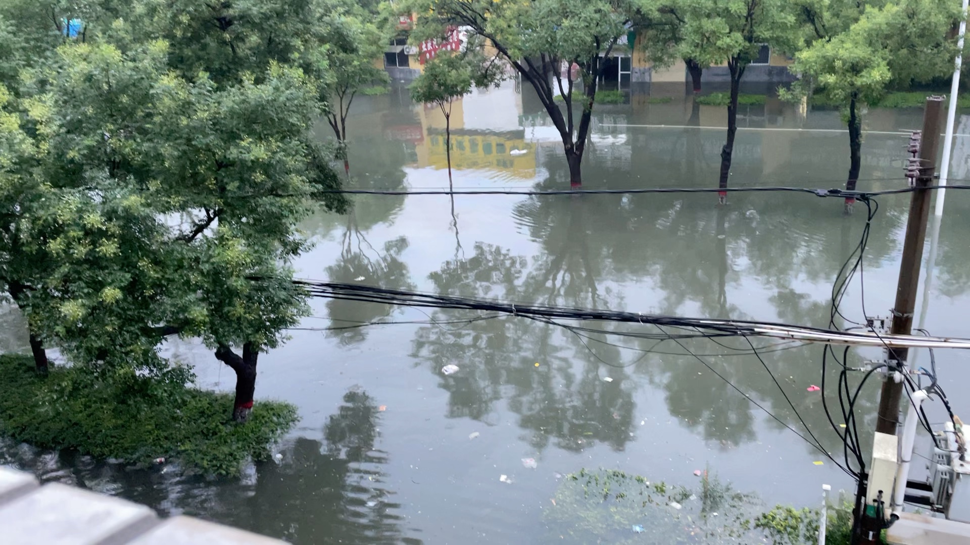 河南新乡大雨导致内涝严重,好几天值班没有回家了