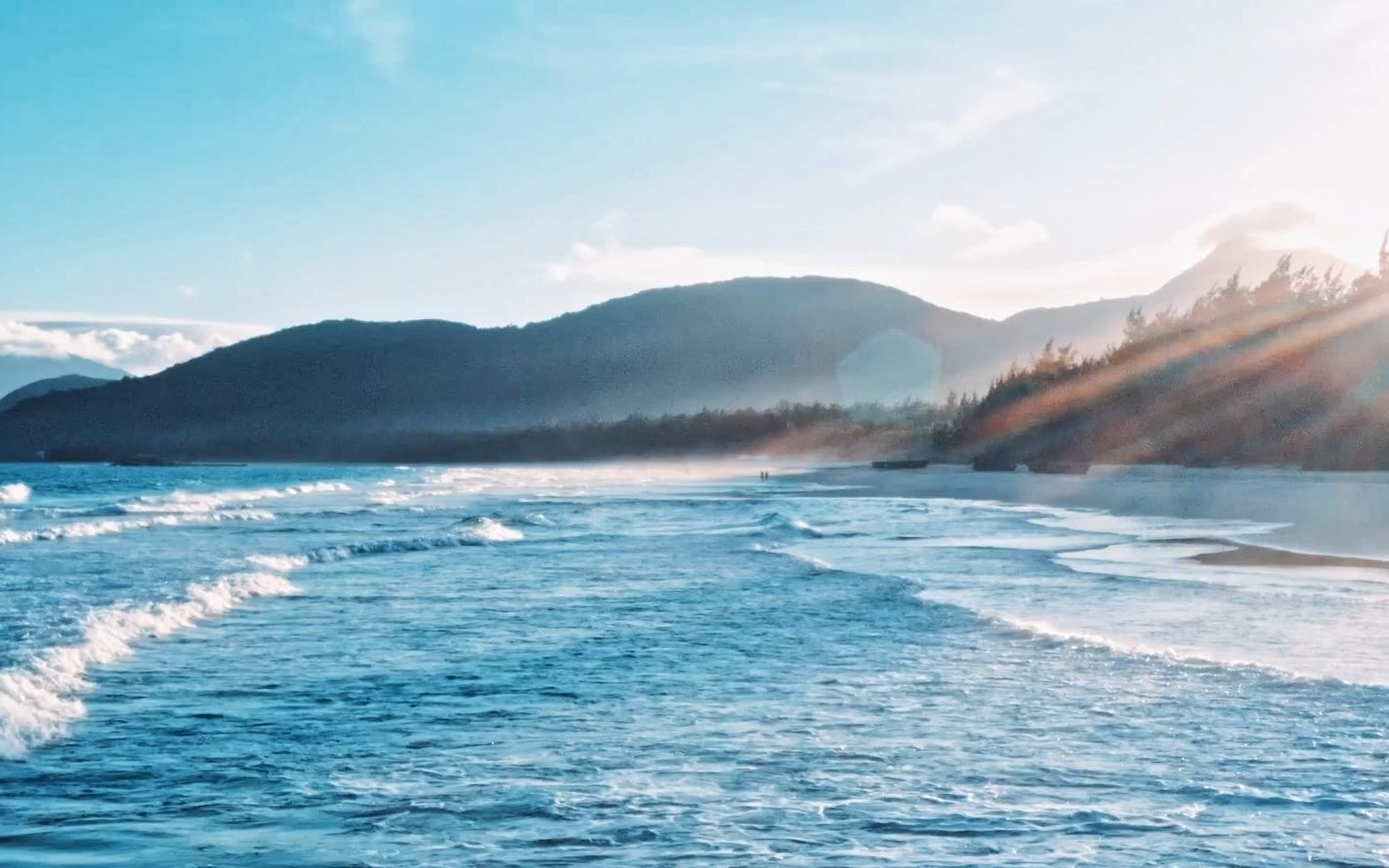 只有波涛汹涌的大海,才能创造出沙滩的光洁与柔软,而平静的湖边,只好