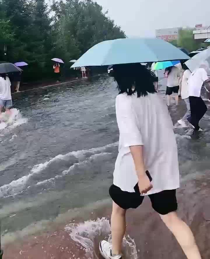 长春暴雨过后,一校园街道流淌积水宛如河流,网友:都快成漂流了哔哩哔哩bilibili