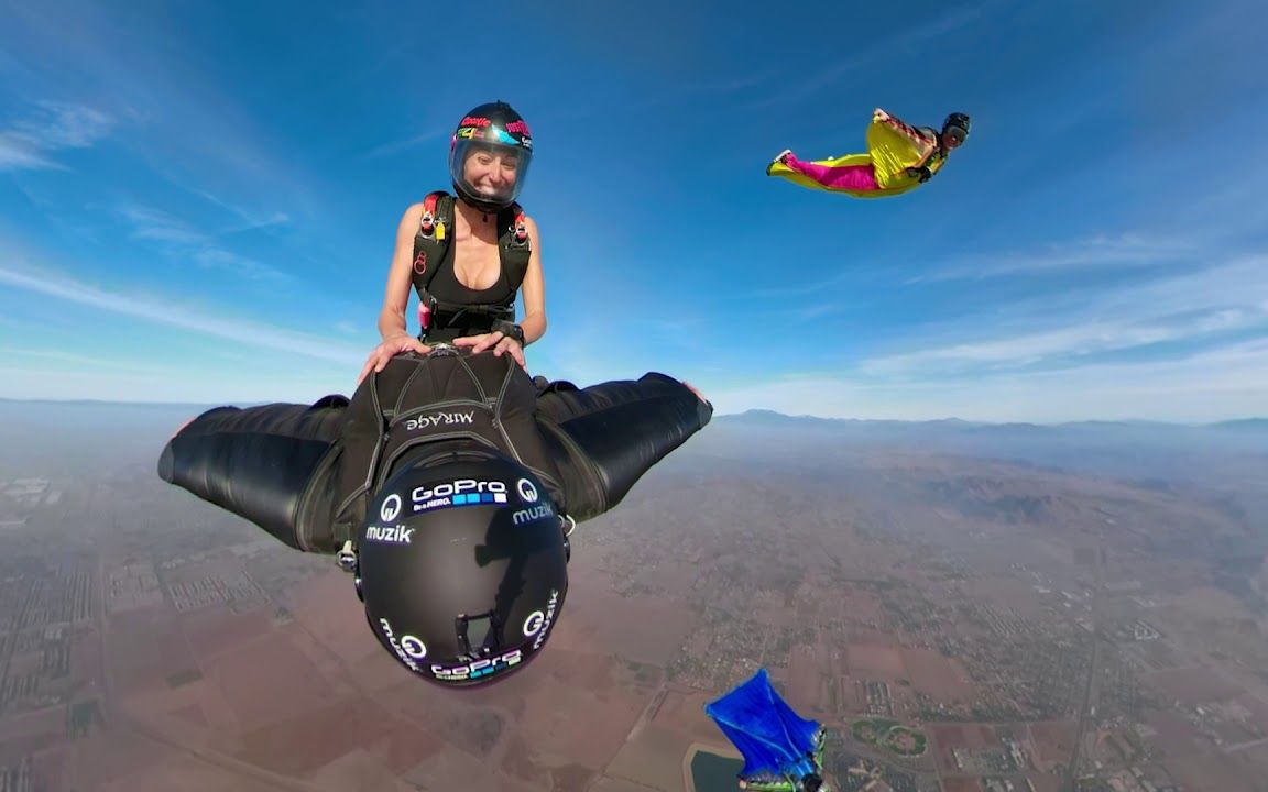 【youtube】滑翔衣~妹子骑着大兄弟就从飞机上跳下来了