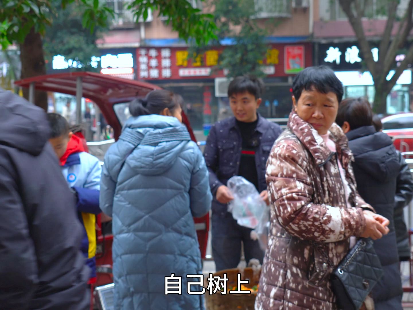 徐三娃摘橘子到城里卖,现场生意十分火爆,几十斤很快就销售一空哔哩哔哩bilibili