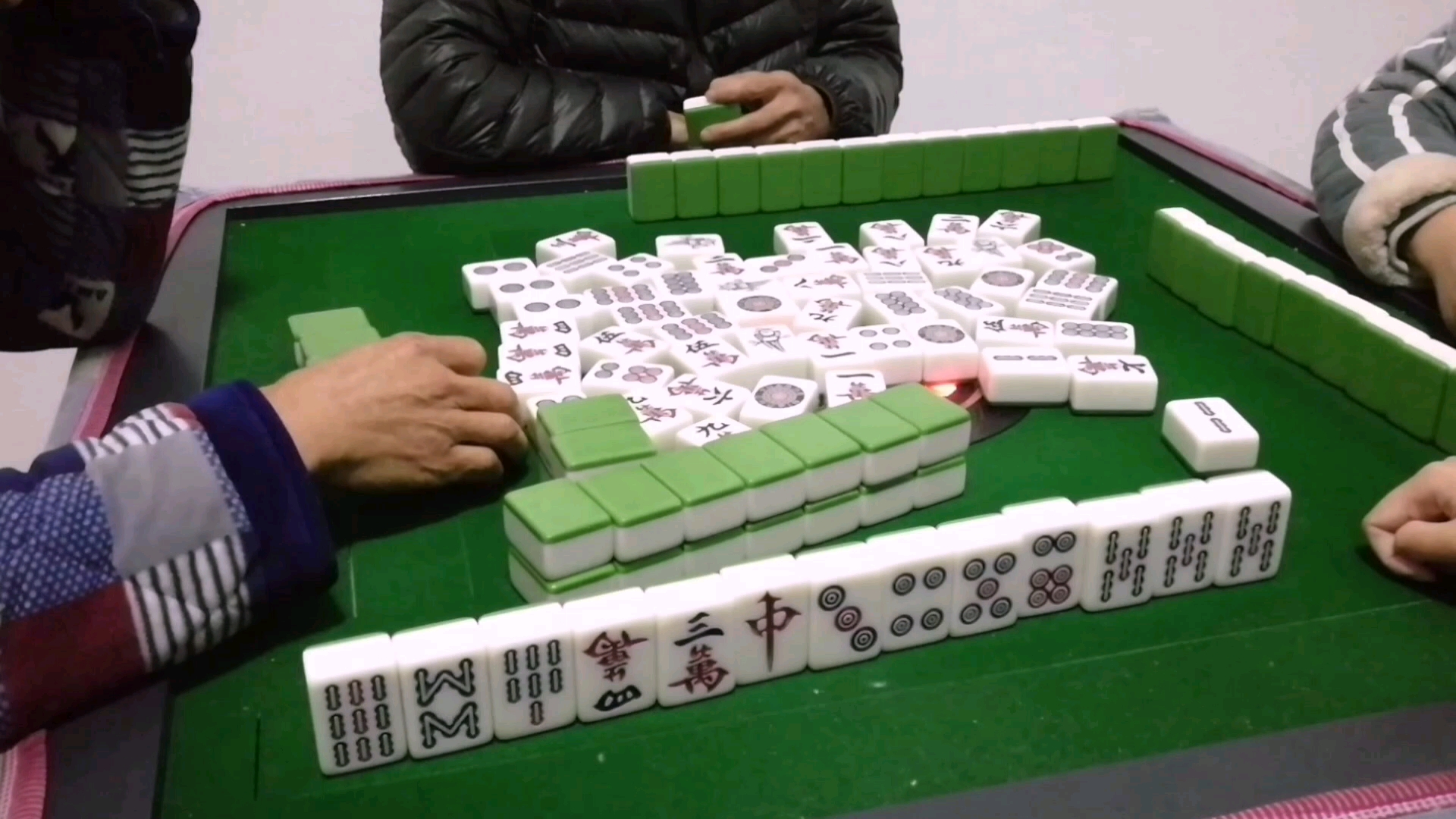 红中麻将:三家都摸得二五万,三六筒,偏偏我就摸不到,是吧