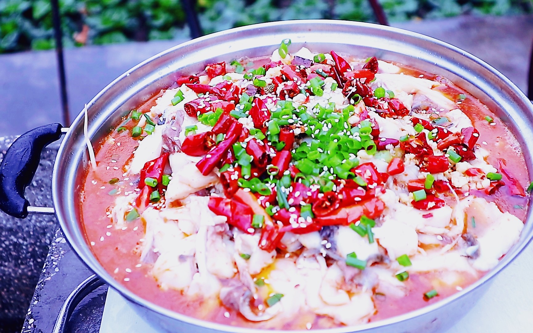 "水煮活鱼"四川家常菜,农村小伙烧了一大盆,七旬大叔直夸好吃,这烧菜