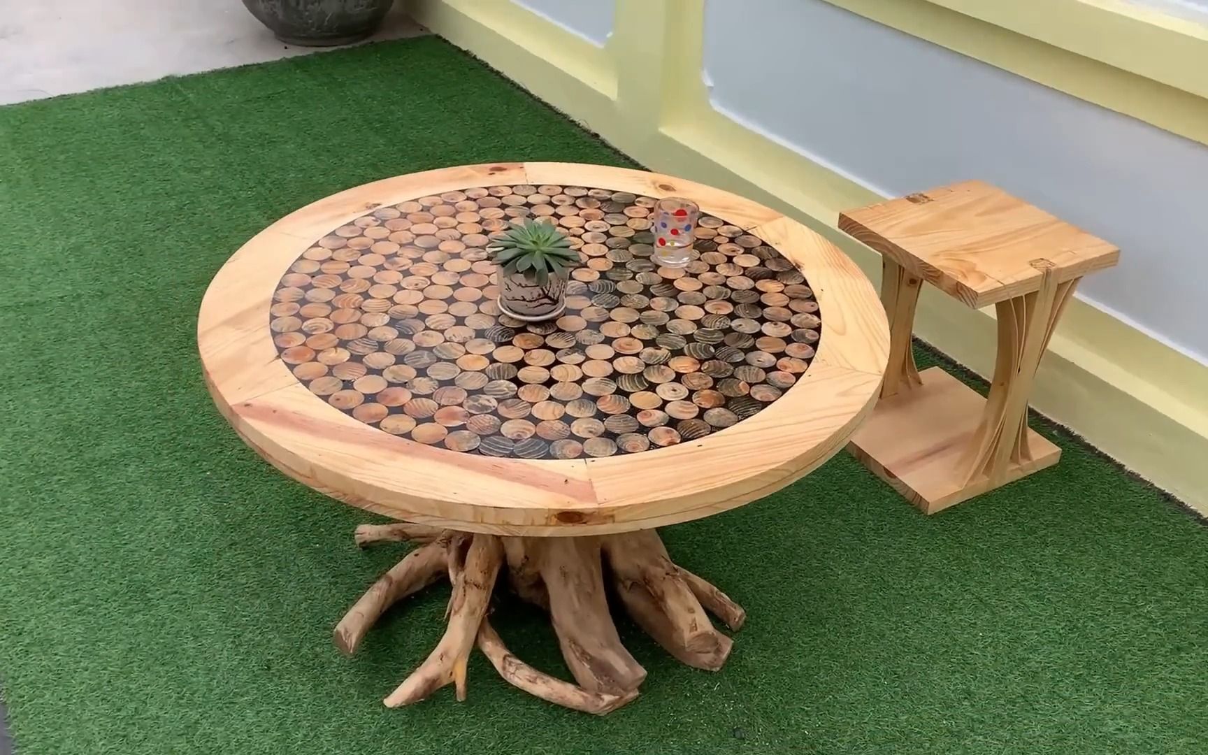 用干树桩建造户外木桌