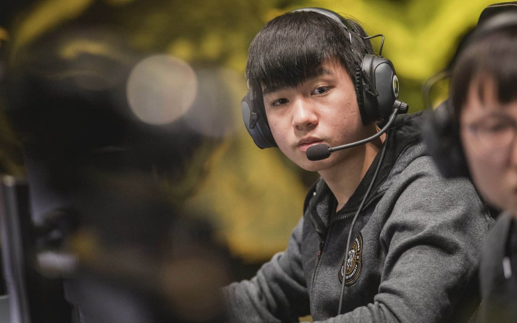 letme看到选出奥恩若有所思