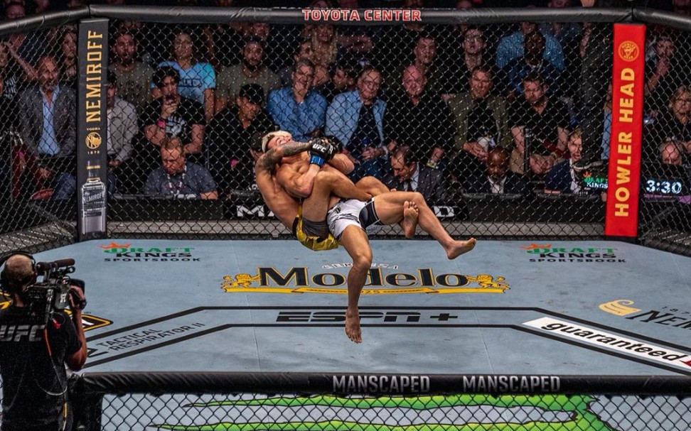 【历史名场面】两年前的今天,奥利维拉翻盘tko钱德勒夺得轻量级冠军