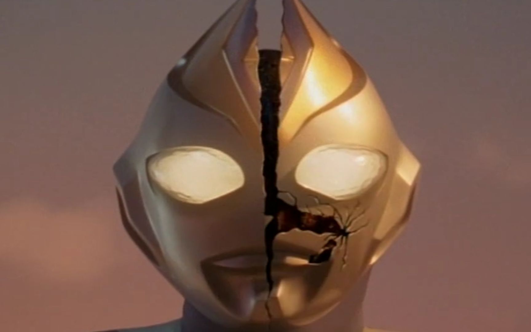 奥特曼的脸直接被打烂,面具下面是什么?里面露出别的面孔!