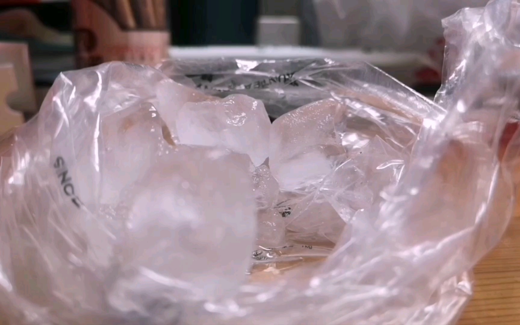 活动作品吃冰硬脆方块冰