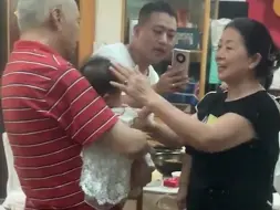 Скачать видео: 不是亲人胜似亲人！上海房东帮租客带娃，见证租客7年人生 从毕业来沪到结婚生子，“和一家人一样，一起吃一起住”