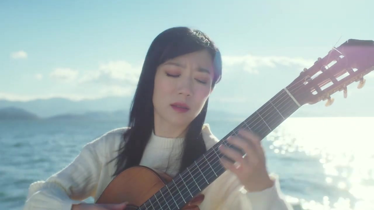 [图]美女用古典吉他演奏《贝加尔湖畔》好听到醉了！Classical Guitar Solo _《当音乐回归自然》中国音乐电视Music TV