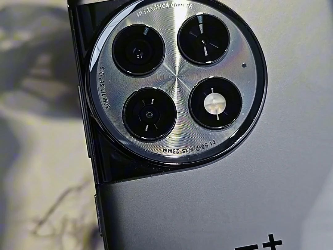 一加手机的摄像头模组虽然看着相似,但细节还是有很多不同