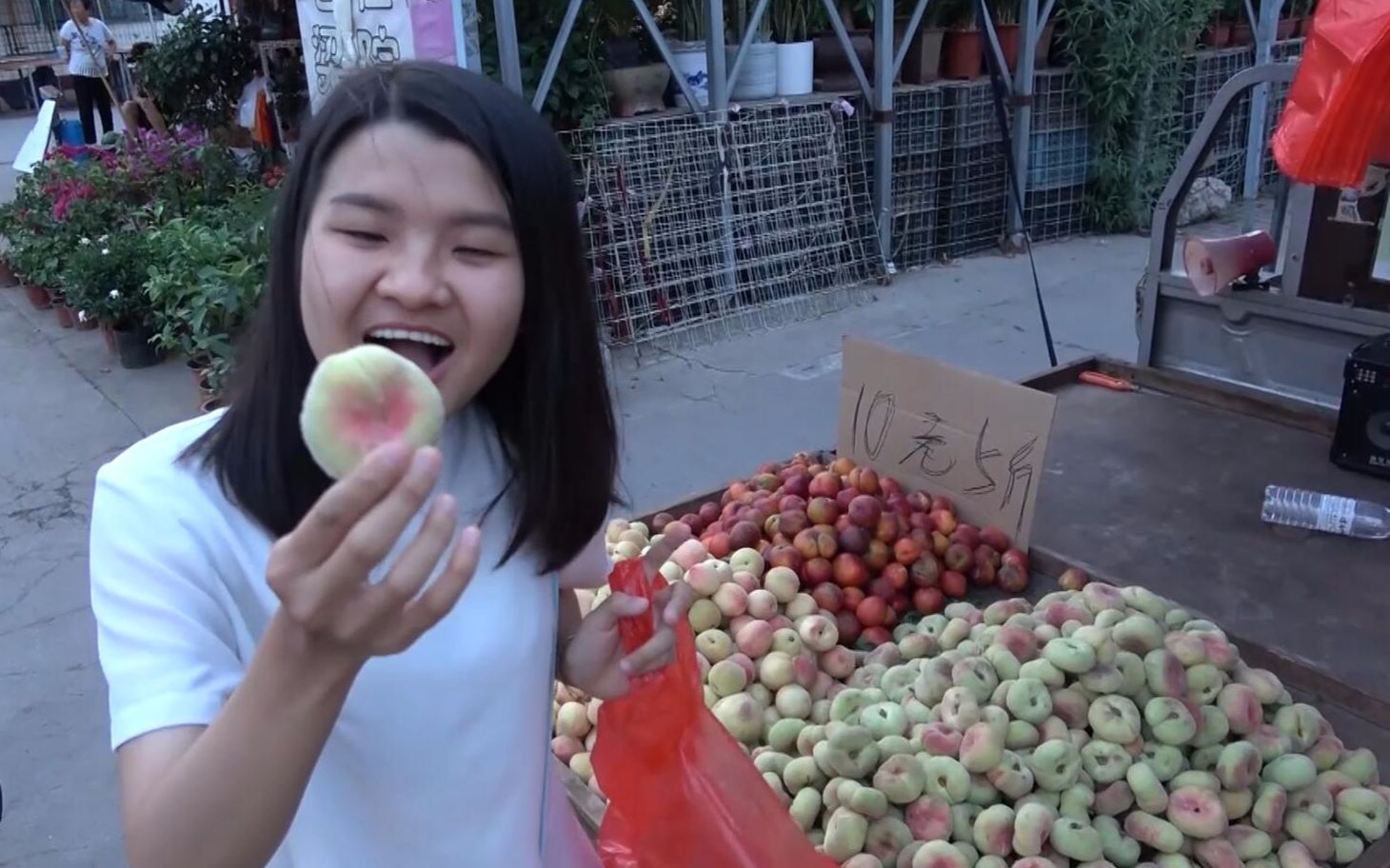 越南妹跟中国老公去市场买水果,这市场也太大了吧,桃子真便宜_哔哩