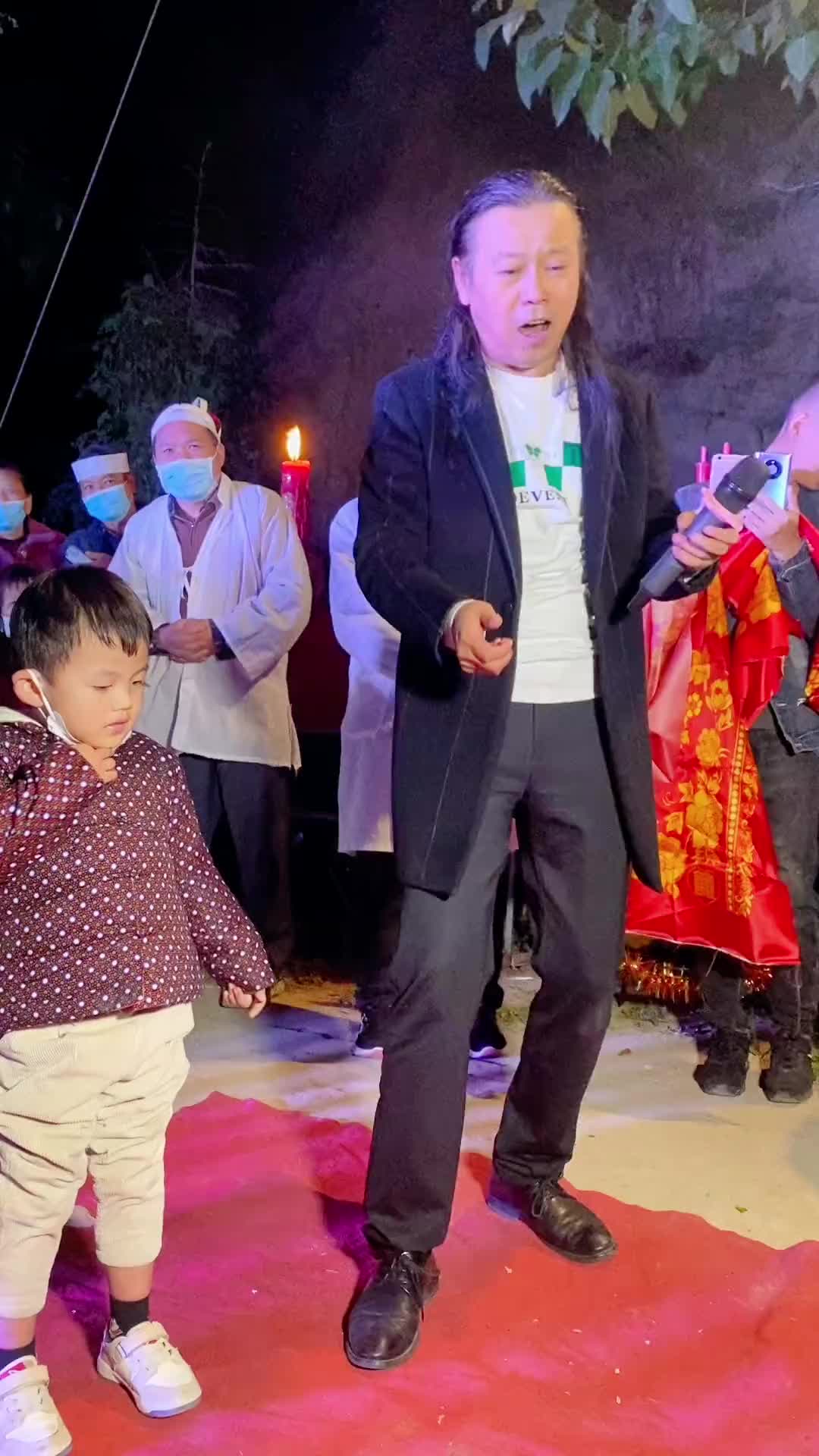 原创感恩歌手付飞社一首父亲的老烟斗小粉丝跑上去和付老师互动真