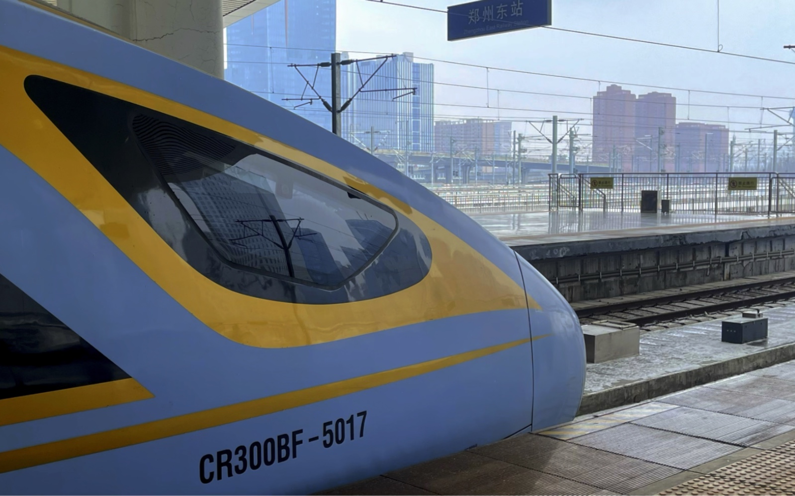 中国铁路郑州局cr300bf-5017担当的d2787/d2786次由郑州东站开往太原