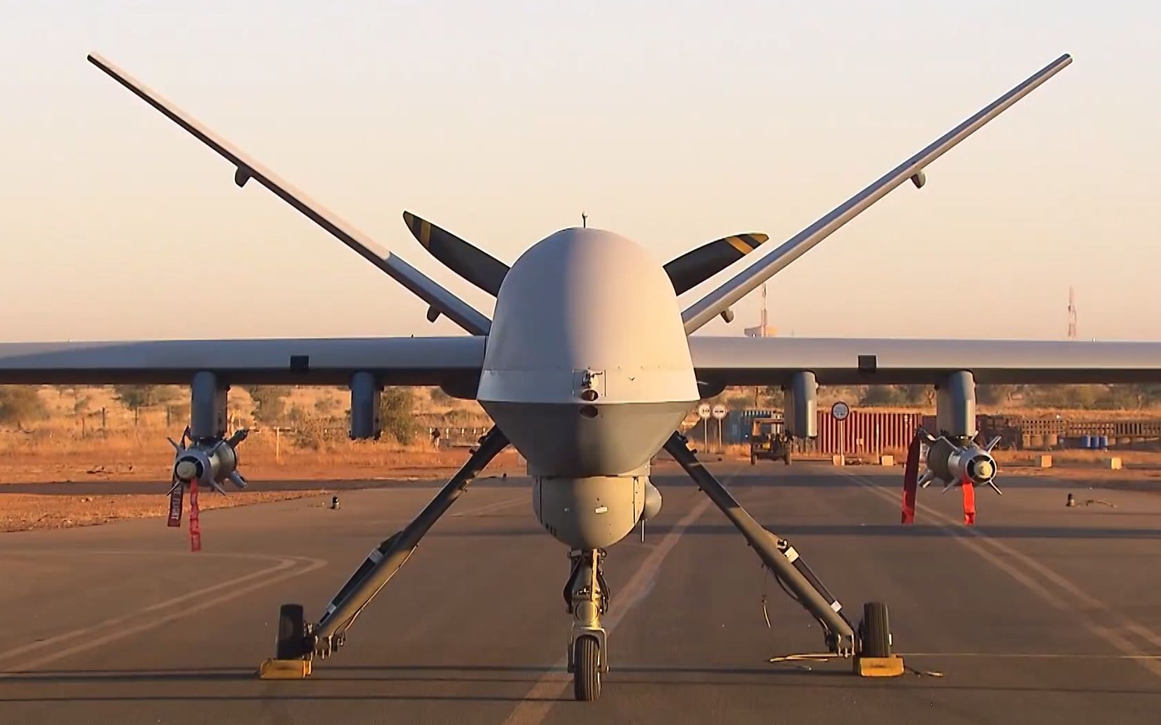 法驻尼亚美空军基地收割者无人机试射gbu-12激光制导炸弹