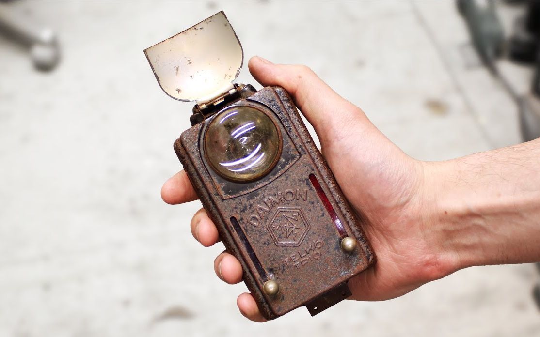 【修复】二战时期德国的手电筒修复 | 作者:odd tinkering