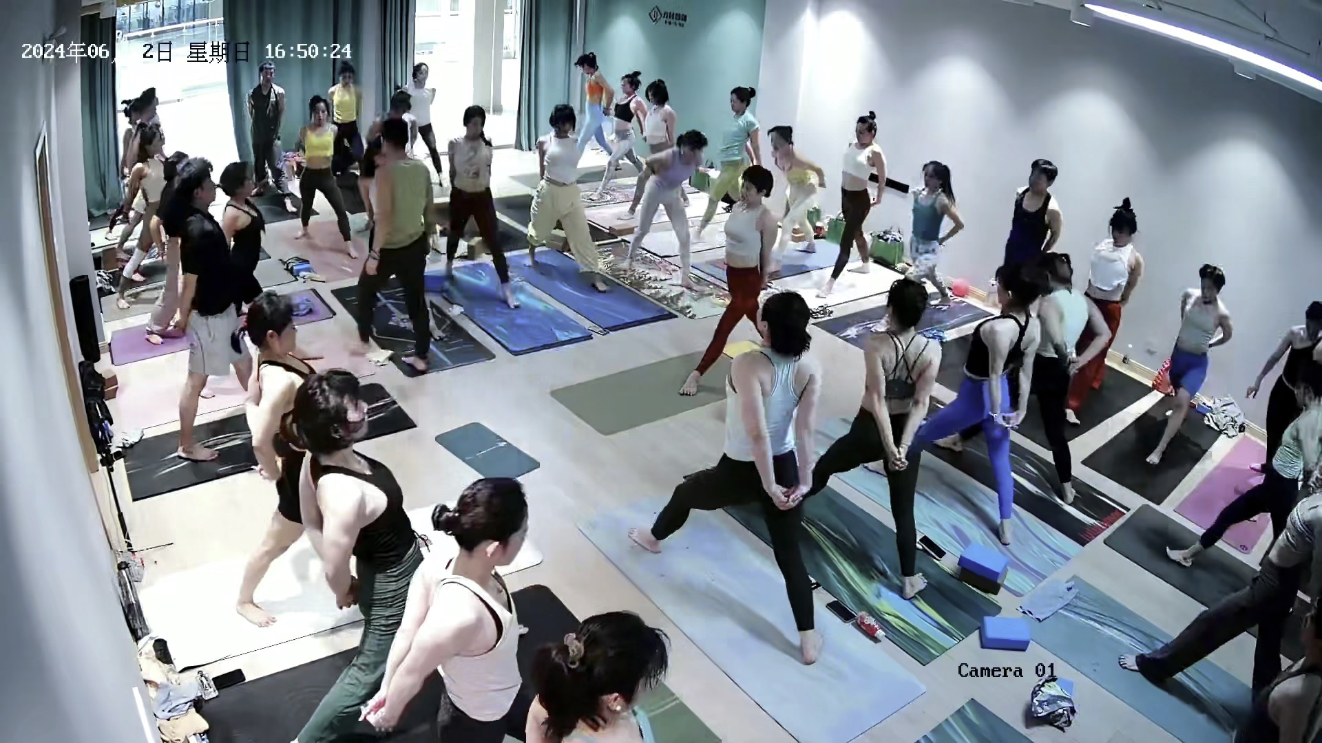 一场老师连位置都没有的瑜伽课堂