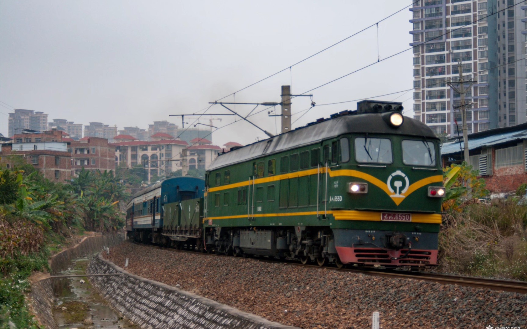 【南环线】宁局柳段df4b6550牵引57572次路用列车通过南环上行线804