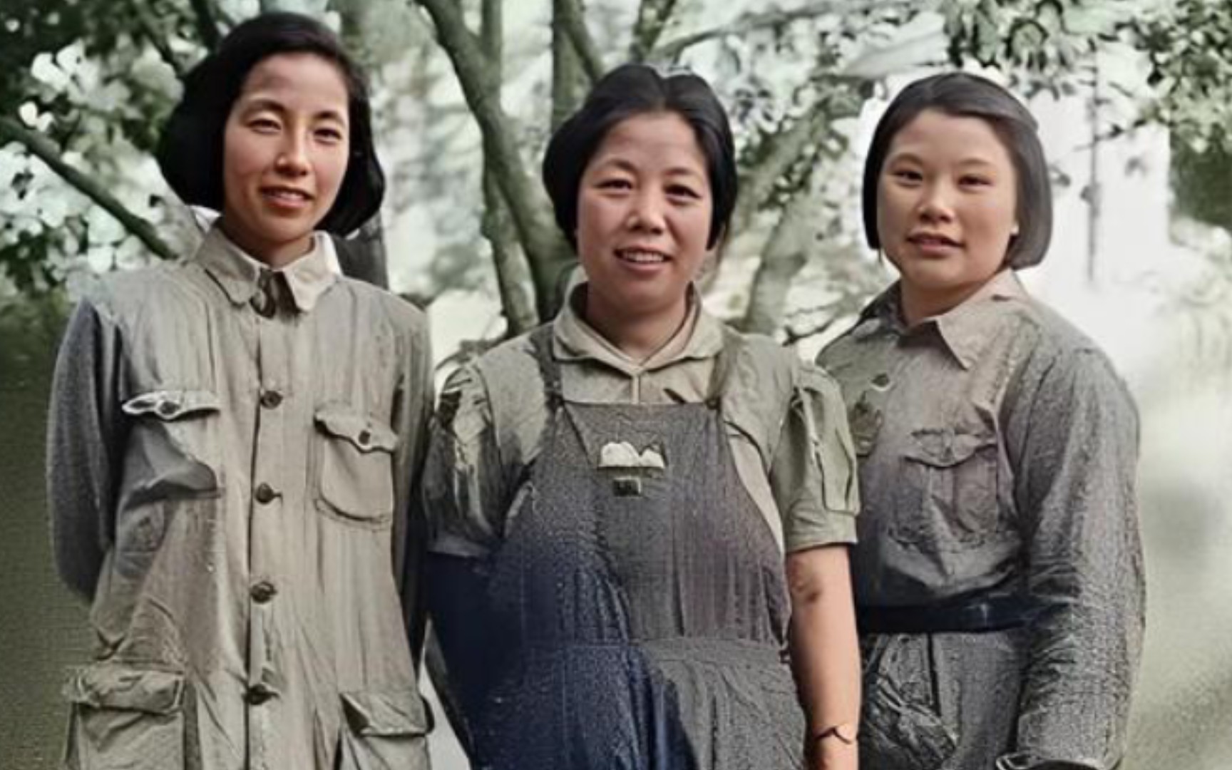 1944年三位伟人夫人在延安合影.邓颖超在中间,左边是浦安修右边是康克清.珍贵影像哔哩哔哩bilibili