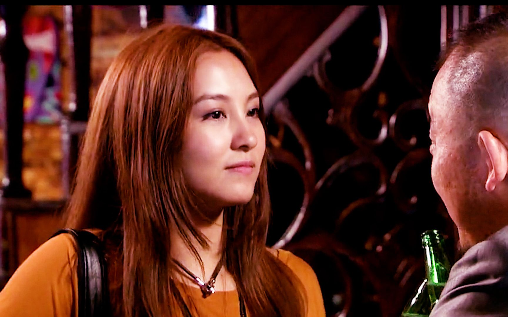 酒吧经理为了祸害漂亮妹子,竟然在她酒瓶中下药《天亮请睁眼》